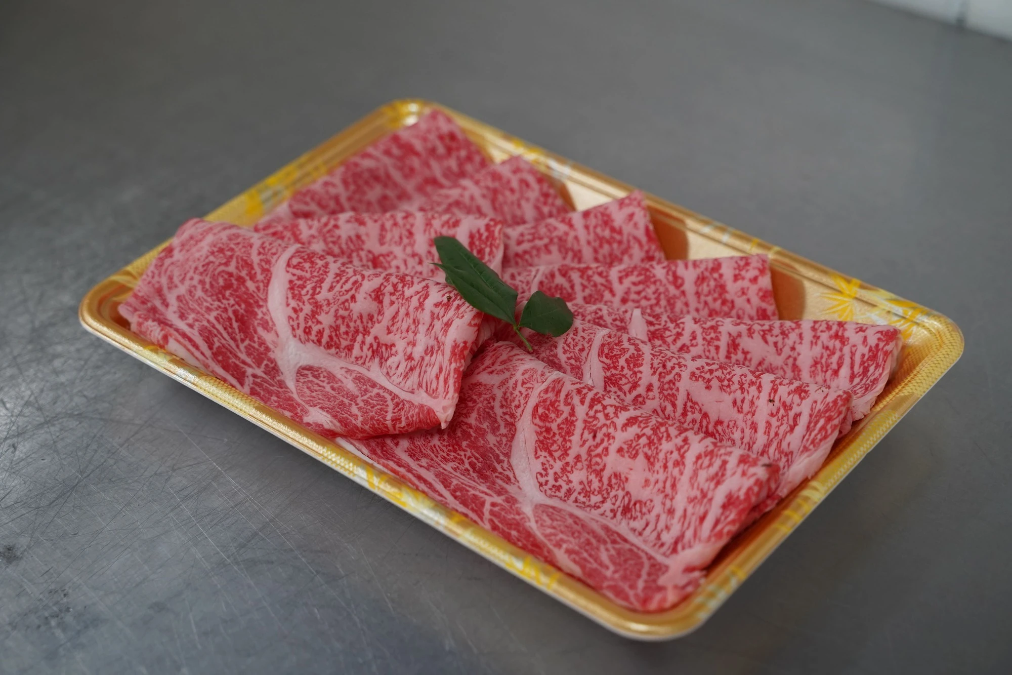 豚肉を切るスタッフ